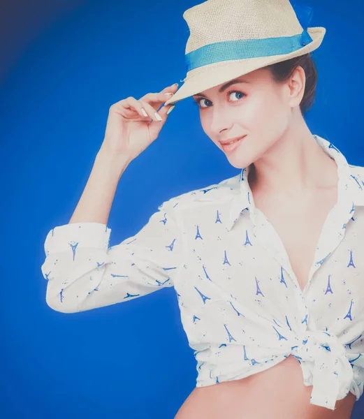 Retrato de mujer bonita en gafas de sol y sombrero sobre fondo azul colorido —  Fotos de Stock