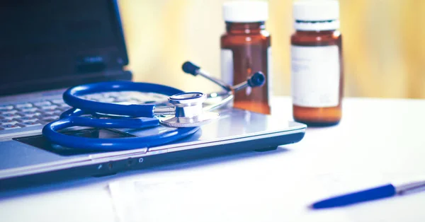 Laptop, stetoskop, burk med piller, rx på skrivbordet — Stockfoto