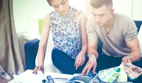 Gelukkig jong paar zitten samen op de bank — Stockfoto