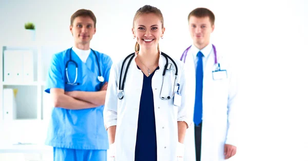 Atrakcyjny lekarz przed grupą medyczną — Zdjęcie stockowe