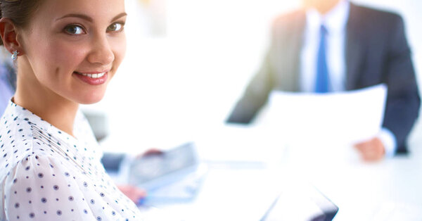 Привлекательная женщина-врач перед медицинской группой