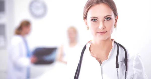 Žena lékař stojící v nemocnici Stock Obrázky
