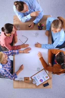 İş adamları toplantıda, ofiste oturup tartışıyorlar.