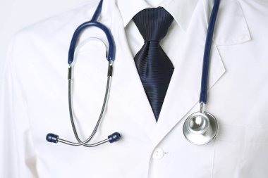 Ofiste steteskoplu bir tıp doktoru var.