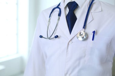 Ofiste steteskoplu bir tıp doktoru var.