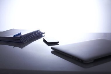 Beyaz arkaplanda dizin yığını olan dizüstü bilgisayar