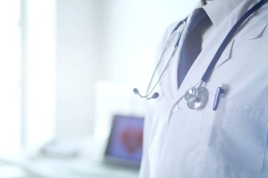 Ofiste steteskoplu bir tıp doktoru var.