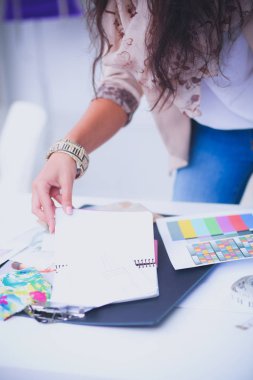 Stüdyoda çalışan genç moda tasarımcısı.