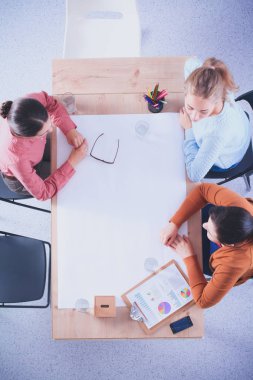 İş adamları toplantıda, ofiste oturup tartışıyorlar.
