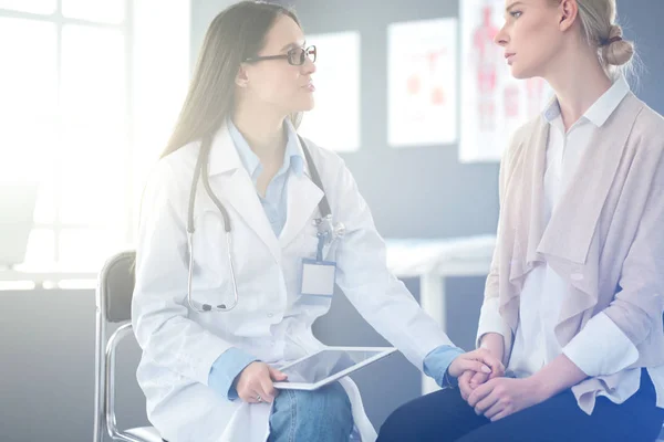 Doctor and patient discussing something while sitting at the table . Medicine and health care concept — Stock Photo, Image