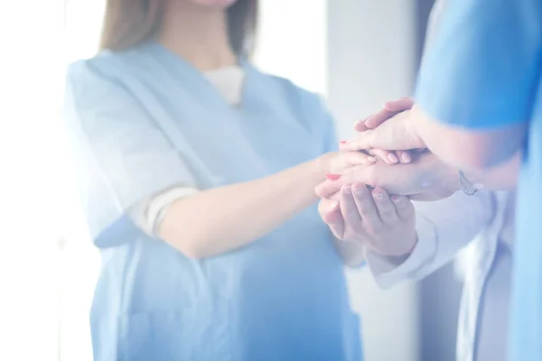 Ärzte und Krankenschwestern in einem medizinischen Team beim Händestapeln — Stockfoto