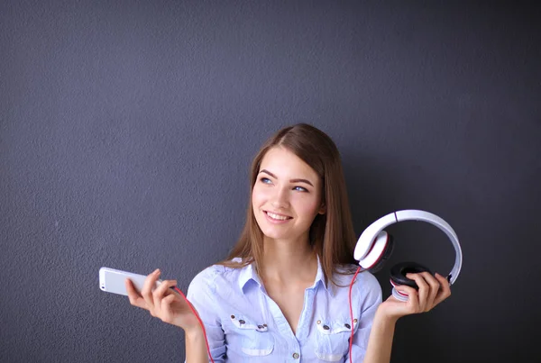 床に座って、音楽を聴いて幸せな少女 — ストック写真