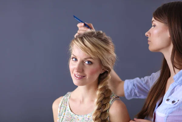 Jeune femme coiffeur faire coiffure fille dans salon — Photo