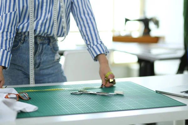 Diseñadora de moda trabajando en sus diseños en el estudio —  Fotos de Stock