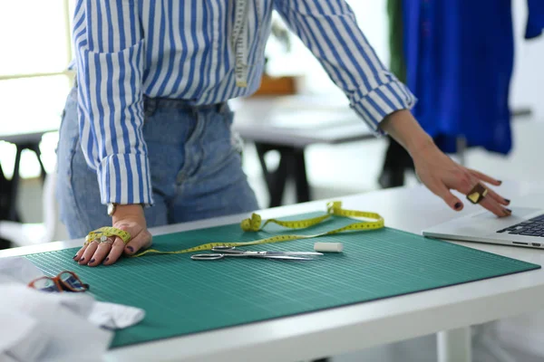 Modeontwerper bezig met haar ontwerpen in de studio — Stockfoto