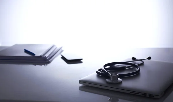 Рабочее место врача с ноутбуком и стетоскопом и ноутбуком — стоковое фото