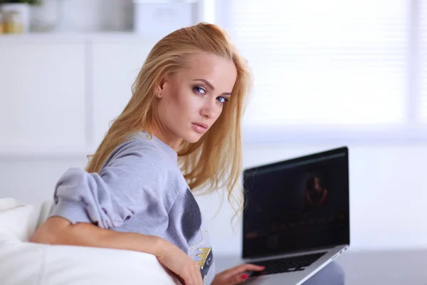 自宅のノートパソコンを使って美しい若い女性が — ストック写真