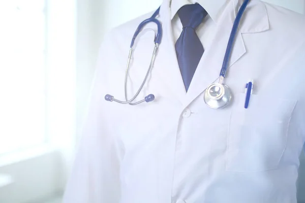Läkare med stetoskop stående i ämbetet — Stockfoto