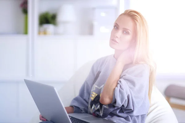 Jovem mulher bonita usando um computador portátil em casa — Fotografia de Stock