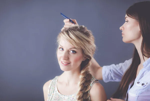 Mujer joven peluquera hacer peinado chica en el salón — Foto de Stock