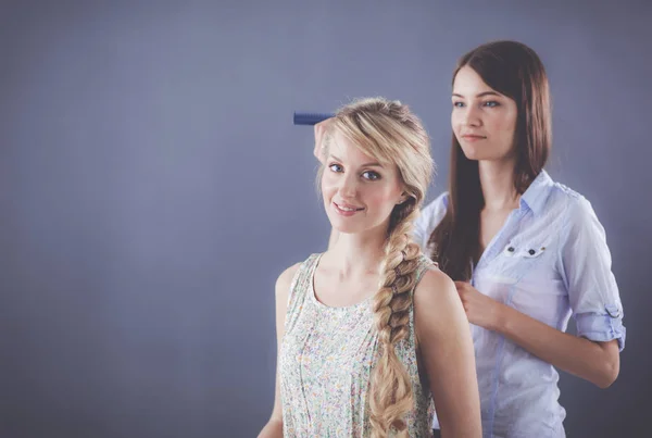 Jeune femme coiffeur faire coiffure fille dans salon — Photo