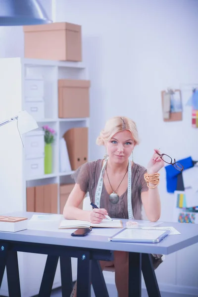 Junge Modedesignerin arbeitet im Atelier. — Stockfoto