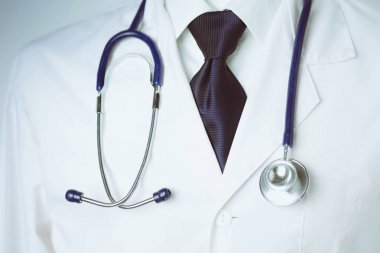 Ofiste steteskoplu bir tıp doktoru var.
