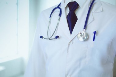 Ofiste steteskoplu bir tıp doktoru var.