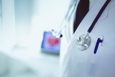 Ofiste steteskoplu bir tıp doktoru var.