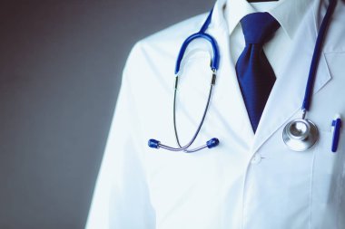 Ofiste steteskoplu bir tıp doktoru var.