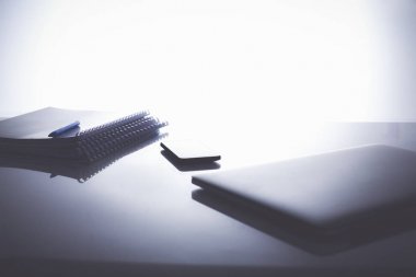 Beyaz arkaplanda dizin yığını olan dizüstü bilgisayar