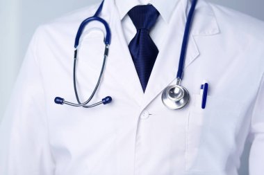 Ofiste steteskoplu bir tıp doktoru var.