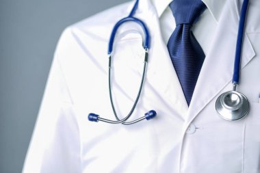 Ofiste steteskoplu bir tıp doktoru var.