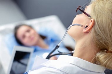 Doktor ve hasta masada otururken bir şey tartışıyorlar. İlaç ve sağlık hizmetleri kavramı