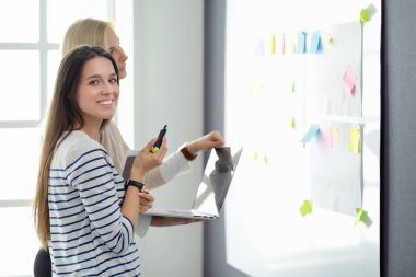 Flipchart Office yazma iş kadın portre