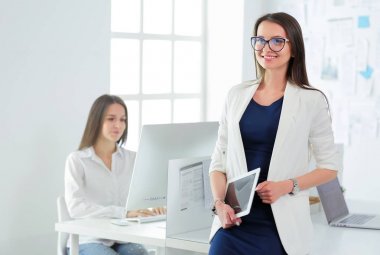 Ofiste çalışan çekici kadın. İş adamları