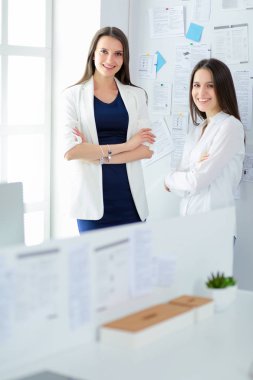 Ofiste çalışan çekici kadın. İş adamları