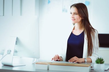 Ofiste dizüstü bilgisayarda çalışan çekici kadın. İş adamları