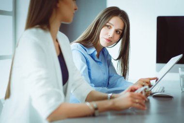 Ofisteki iki bayan meslektaşım masada oturuyor.