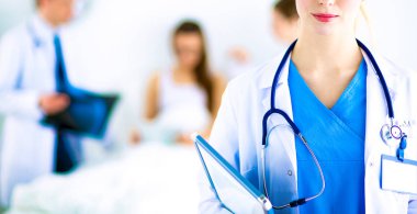 Kadın doktor hastanede dosyayla bekliyor. 