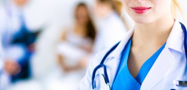 Kadın doktor hastanede steteskopla dikiliyor. 