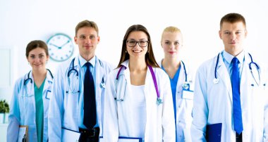 Birlikte ayakta duran bir grup gülümseyen hastane arkadaşının portresi.