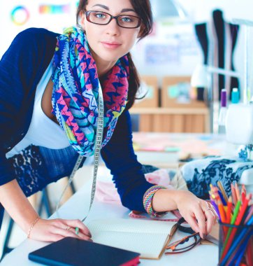 Giysi tasarımcısı kağıt üzerinde kıyafet deseni tasarlıyor