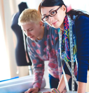 Giysi tasarımcısı kağıt üzerinde kıyafet deseni tasarlıyor