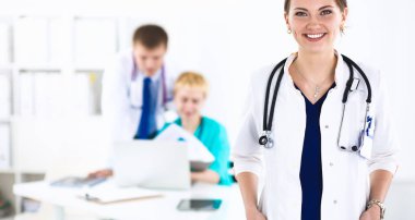 Kadın doktor hastanede steteskopla dikiliyor. 
