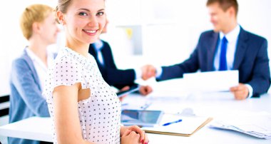 İş adamları el sıkışıyor, toplantıyı bitiriyor.