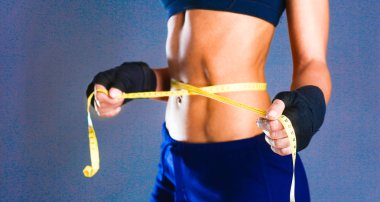 Fitness kadınları ölçü bandıyla güzel vücutlar.