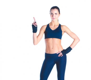 Beyaz arka plan karşı spor giyim poz kas genç kadın