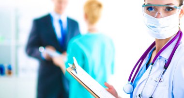 Kadın doktor hastanede dosyayla bekliyor. 