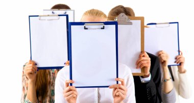Beyaz arka plan üzerinde izole yüz yakınındaki bir klasörler holding iş adamları ekibinin